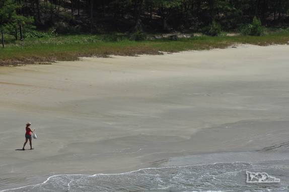 A Ana é a única pessoa na Praia Vermelha, no nosso caminho entre a Praia do Rosa e a Praia da Ferrugem, em Garopaba, litoral sul de Santa Catarina